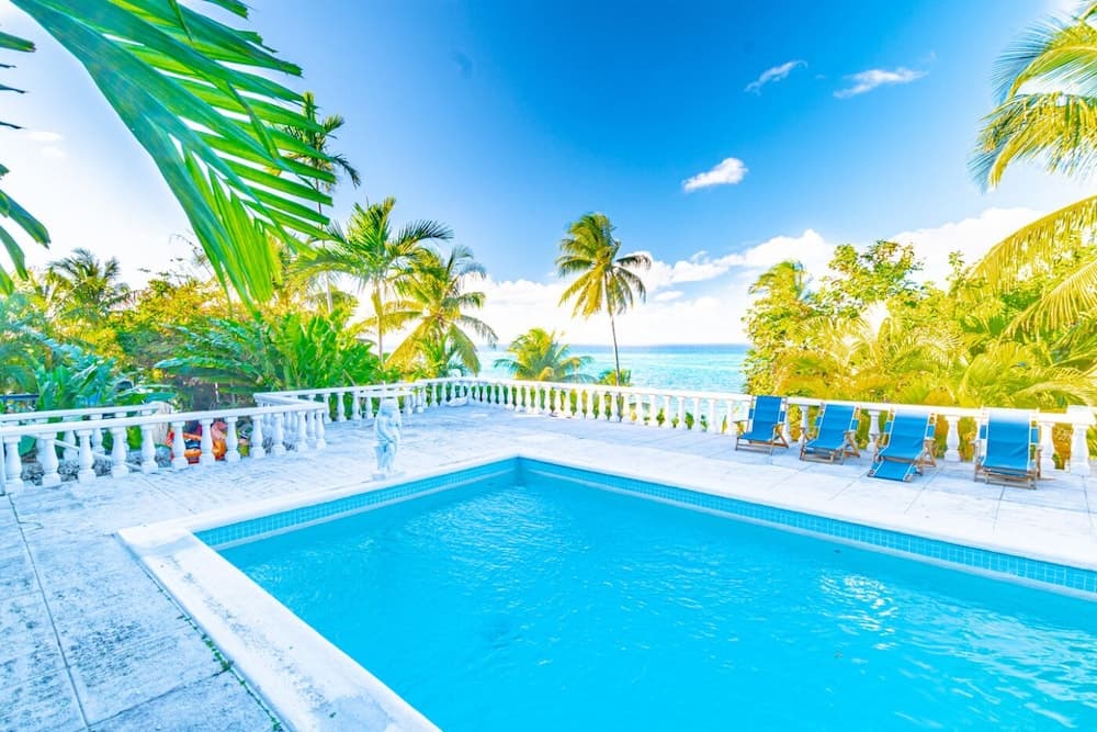 Parrot Cottage at Love Beach Pool