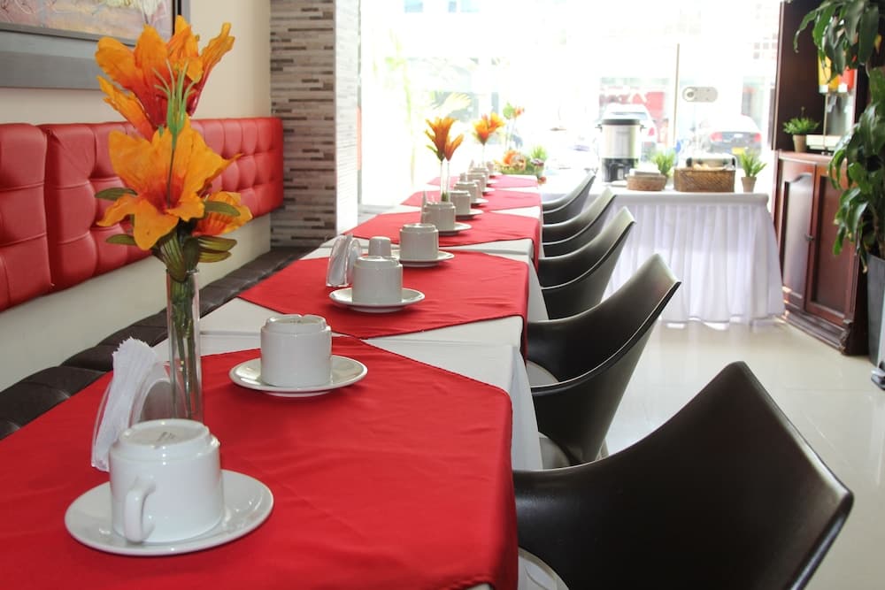 Hotel Marina Suites By Geh Suites photo 8