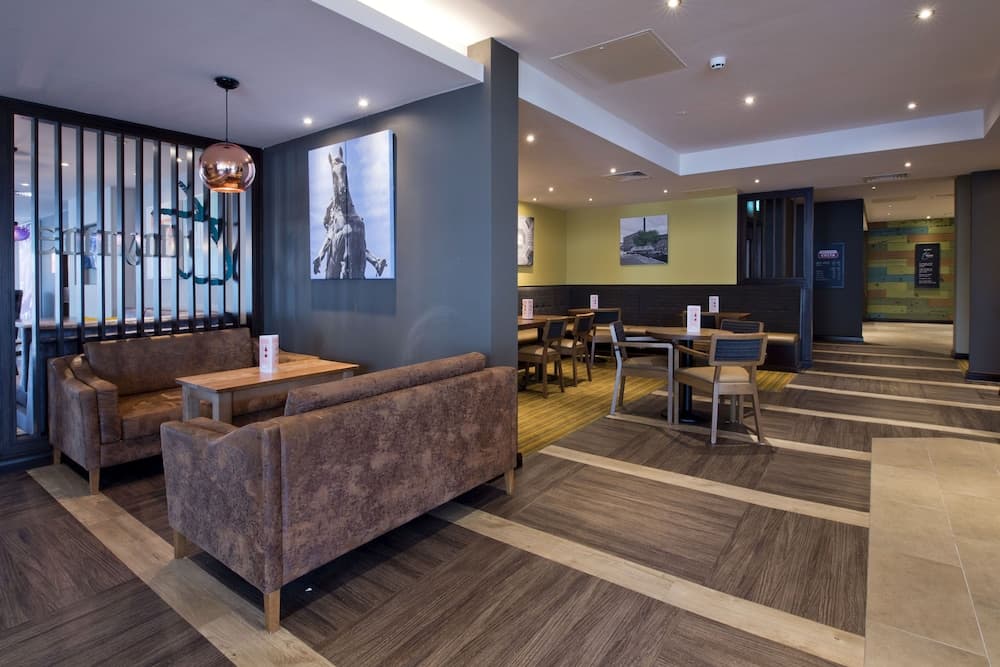 Premier Inn Leeds Cc - Whitehall Road photo 9
