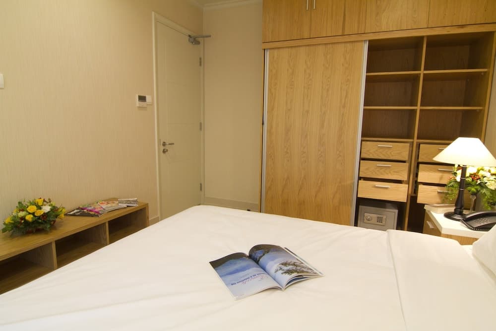 Mayfair Suites photo 9