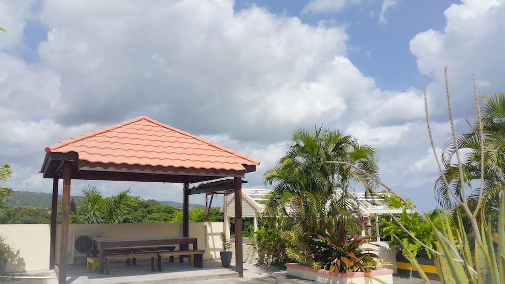 2 Bed Apt with Balcony at Runaway Bay photo 7