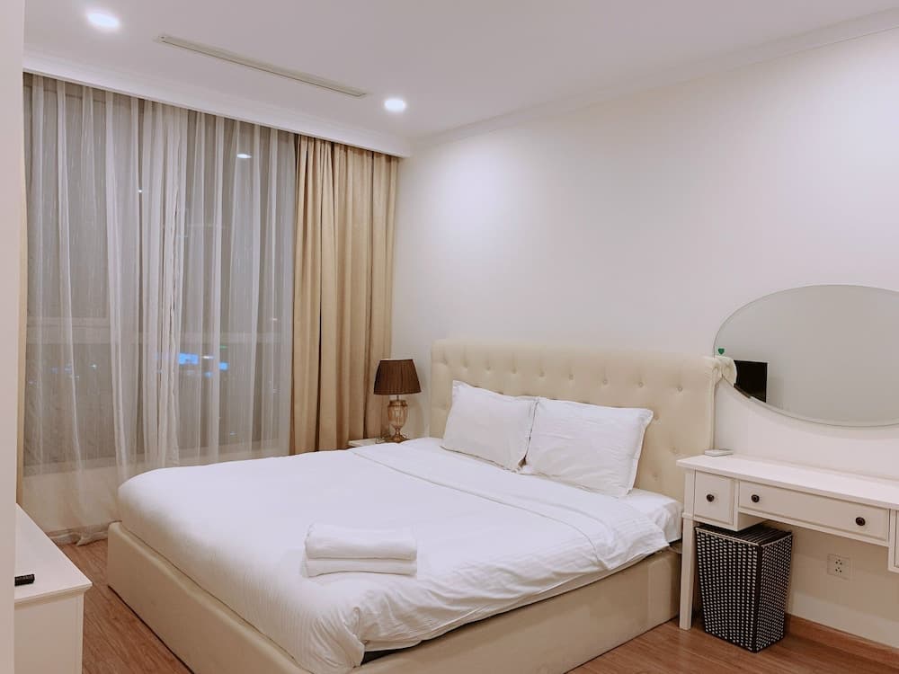 Somi Luxstay LP photo 9
