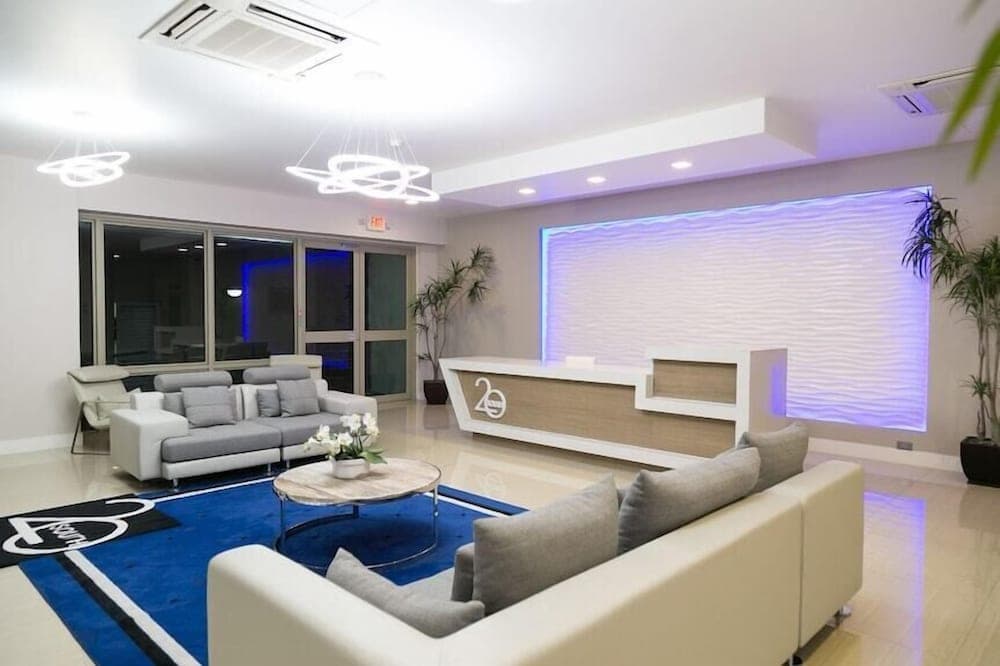 Apartment with roof top pool photo 4