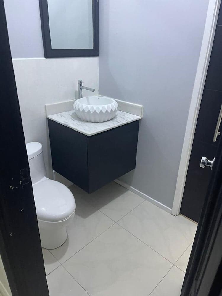 Impeccable 2-bed Apartment in Kingston With Pool photo 8