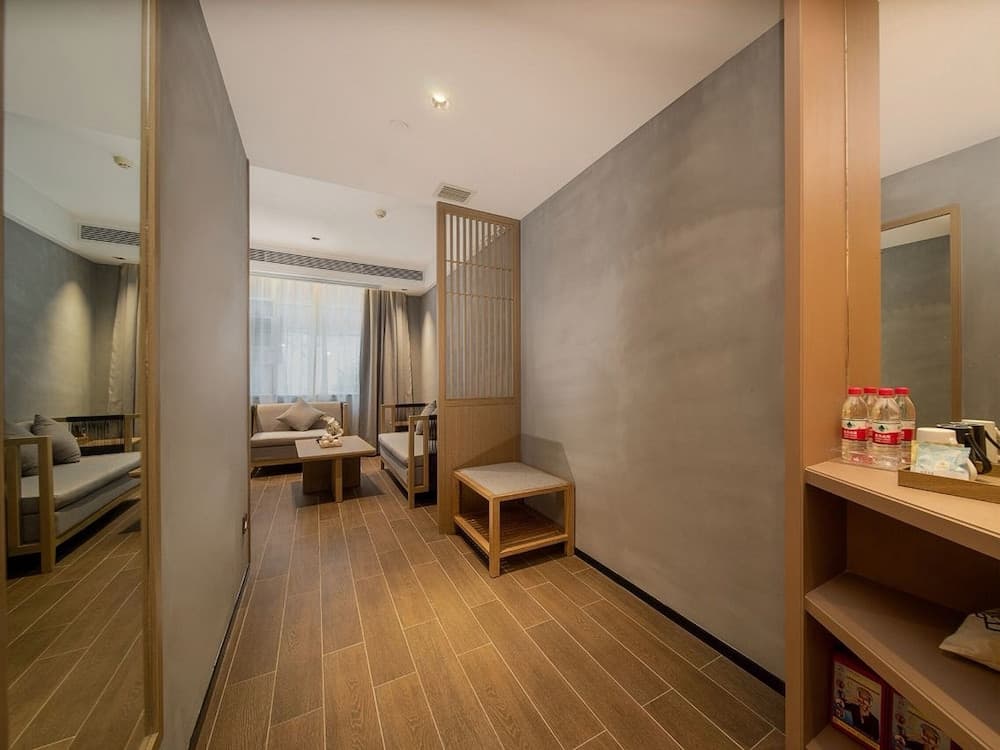 Trendy Romantic Hotel Guangzhou Panyu Qiaonan Aoyuan Plaza Branch - Free Deliver Service to Canton Fair Complex During Canton Fair Period photo 2