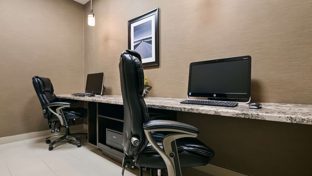 Best Western Plus Okotoks Inn & Suites photo 7