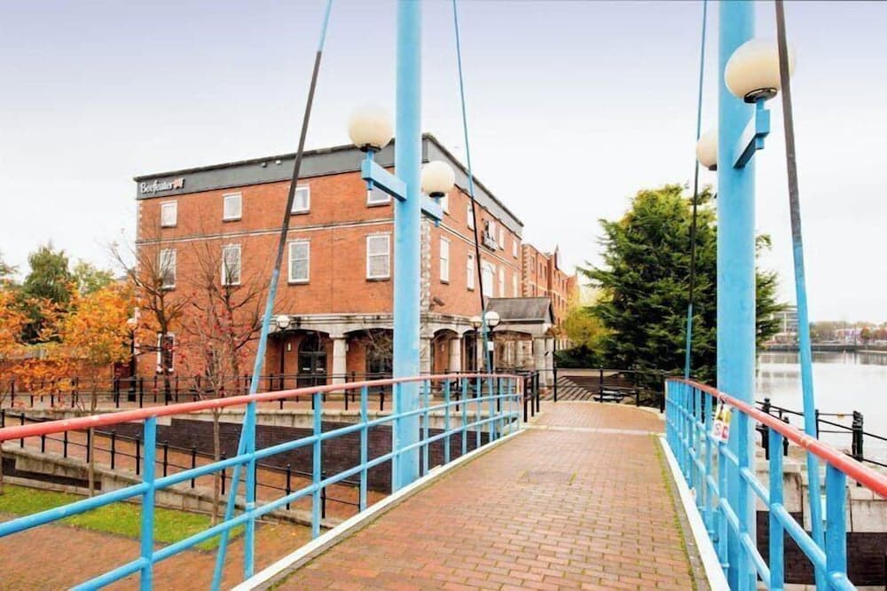 Premier Inn Manchester Salford Quays photo 4