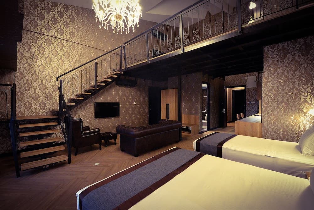 1969 Business Suites photo 5