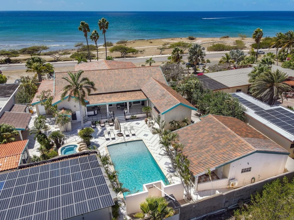 Massive Oceanfront Villa - Spa - Sauna - Gameroom - Malmok!