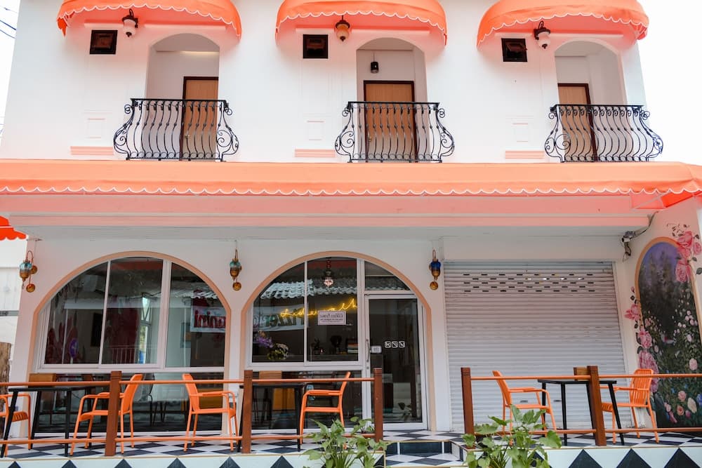 Side Walk Boutique Hotel