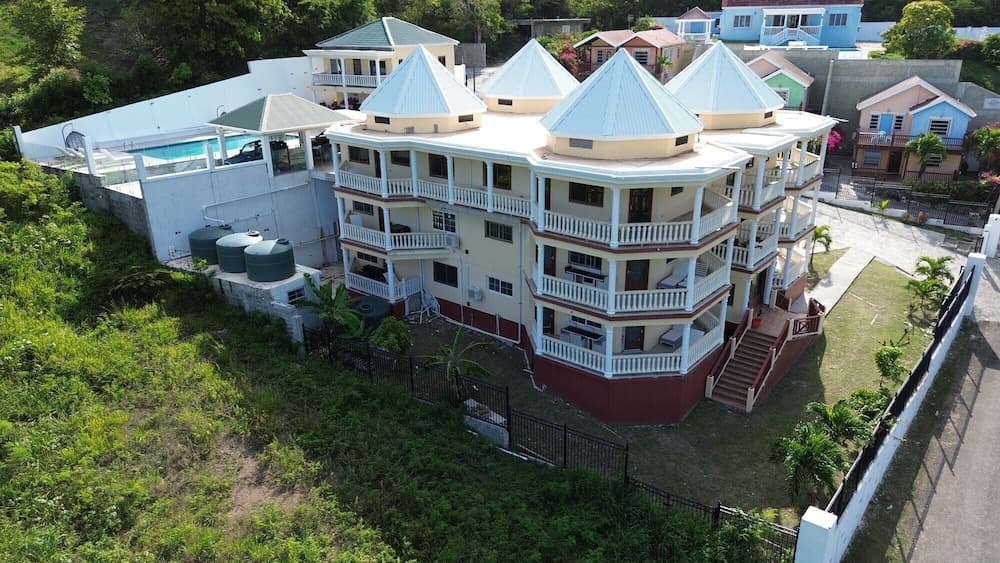 Christophers Apartments photo 2