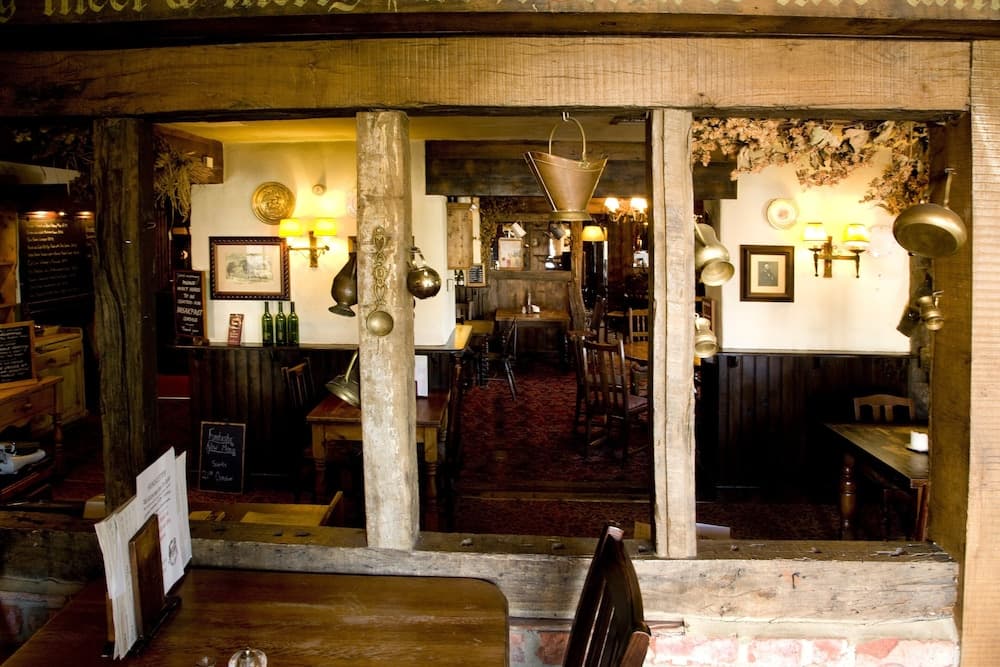 bar & dining