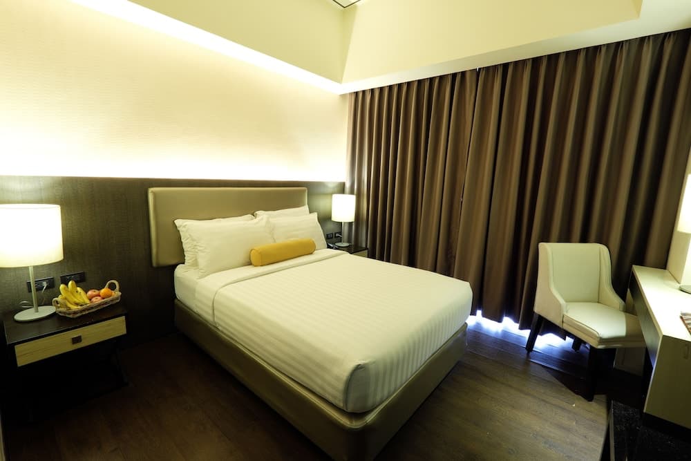 Home Crest Hotel