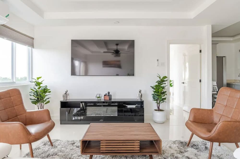 Luxe City Oasis 2BR with Pool & Gym photo 3