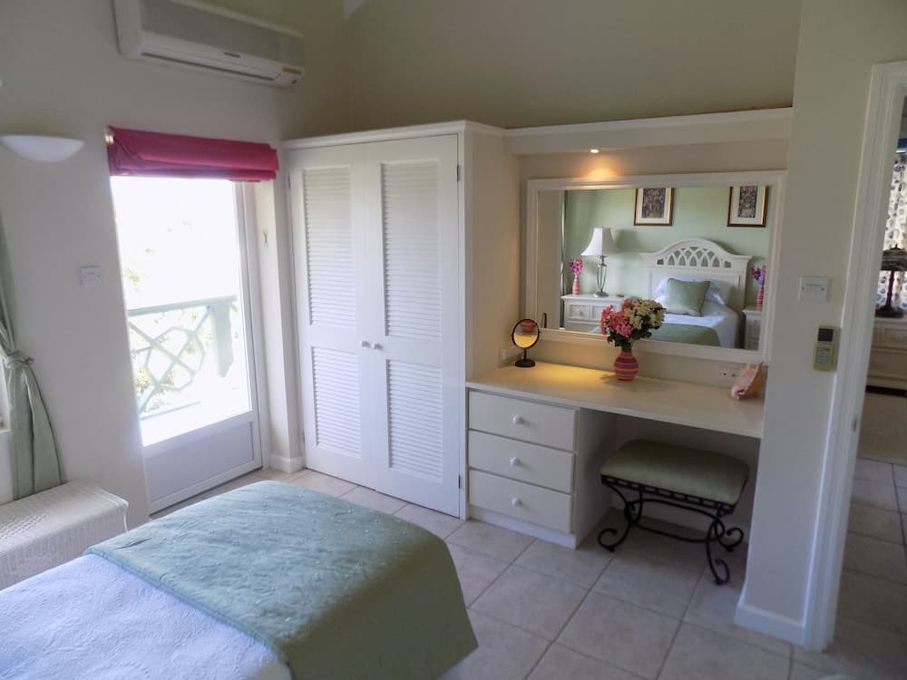The Pelican #3 - Spacious 3 bedroom 2.5 bath waterfront townhome in the heart of Rodney Bay. 3 Townhouse by RedAwning photo 5