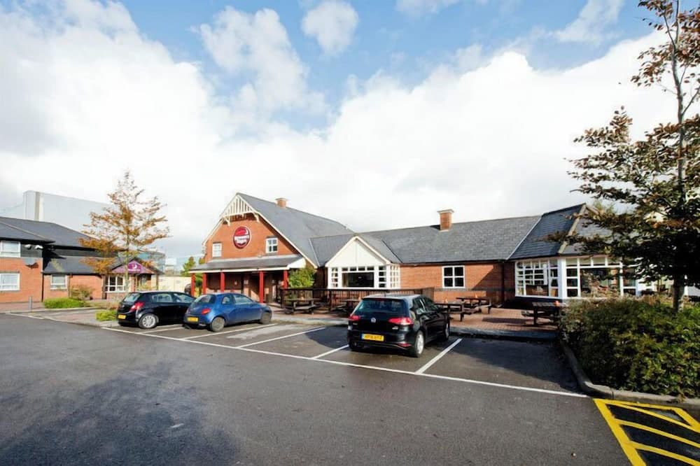 Premier Inn Swansea North photo 7