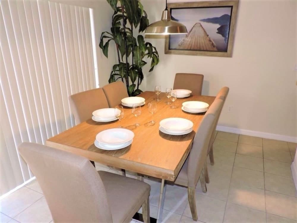 Tropical Breeze Apartments photo 6