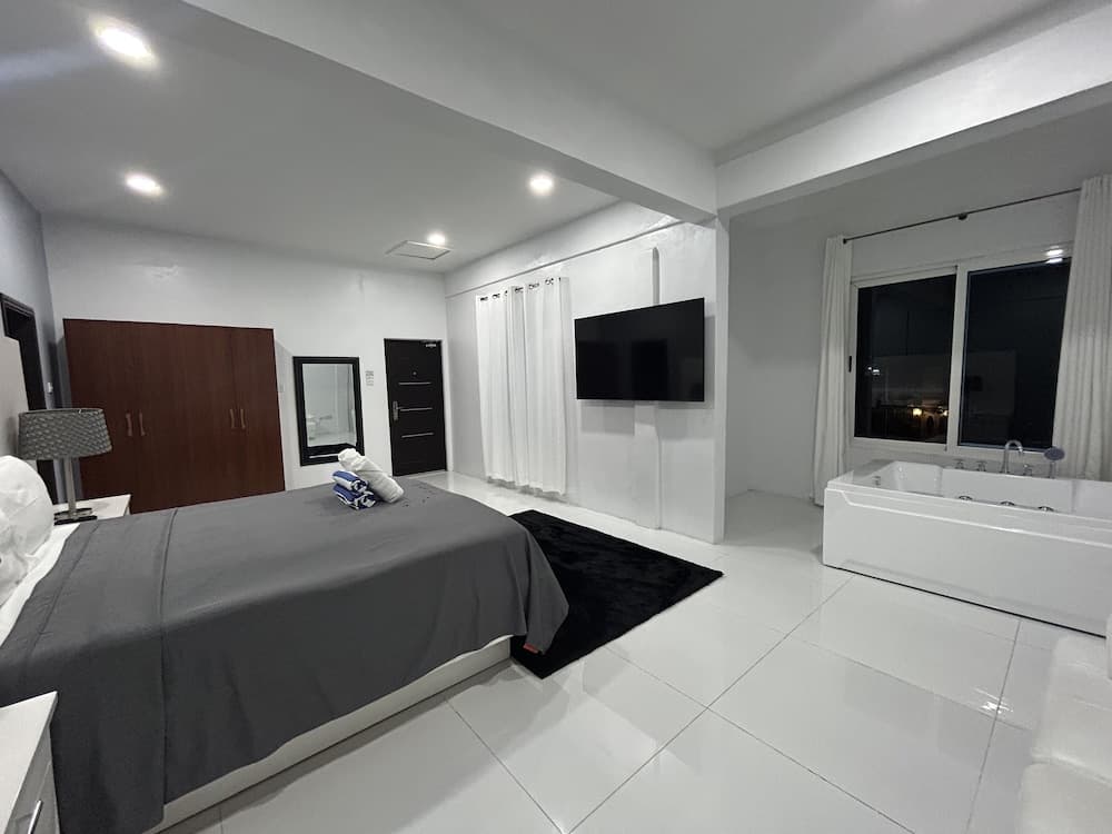 Luxury 5BD Loft in Prime Location photo 9