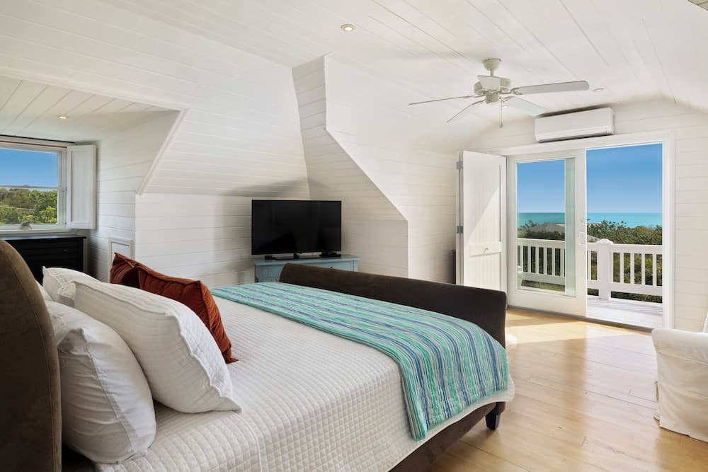 Windswept Retreat: Luxury Estate With Heated Pool photo 5