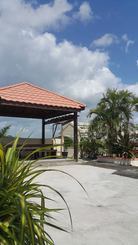 2 Bed Apt with Balcony at Runaway Bay photo 5