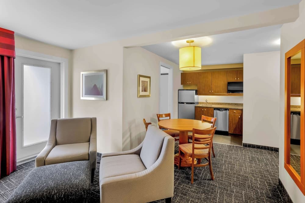 Best Western Thompson Hotel & Suites photo 2