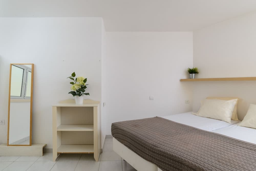 3BR Apt Steps from Sea W Parking photo 3