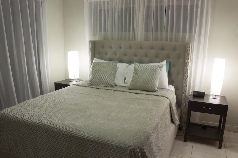 Stylish 3 bedroom w/ covered BBQ area by the pool photo 2