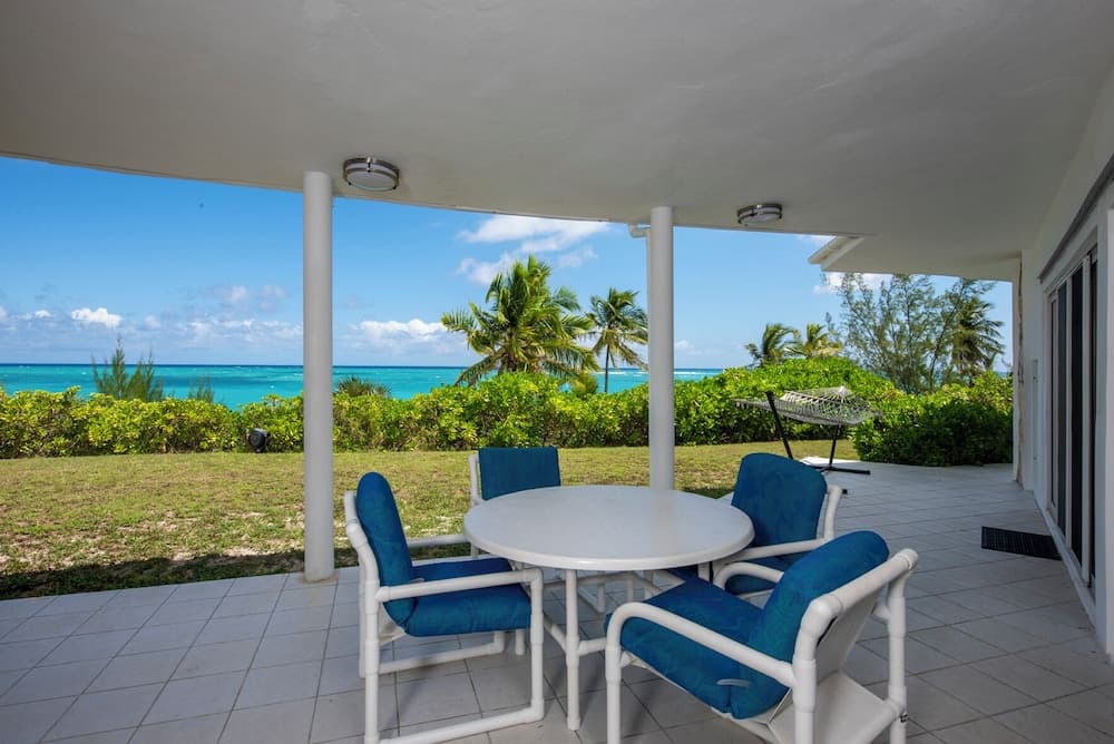 Shoreline Serenity: Secluded Coastal Villa photo 3