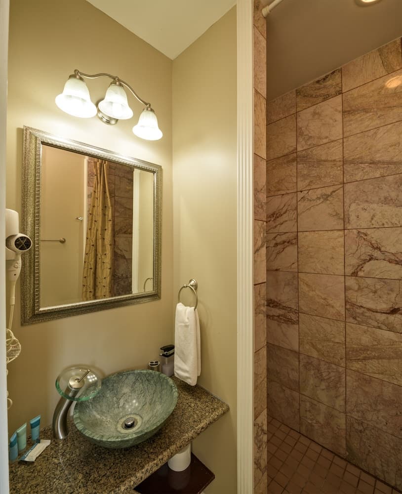 Above The Beach Guest Suites photo 8