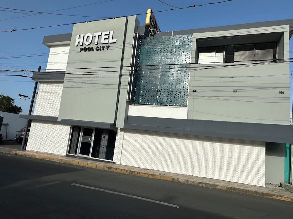 Hotel pool city photo 9