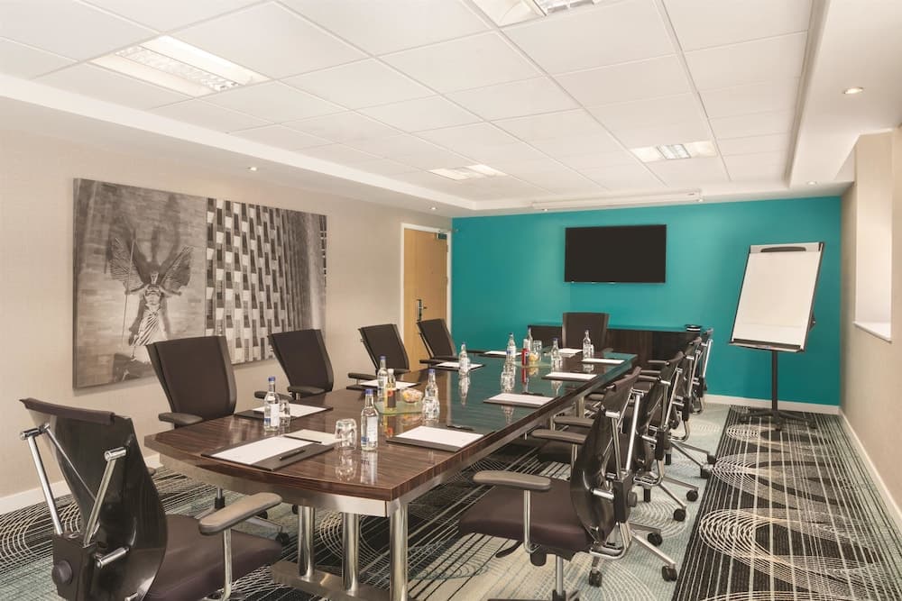 Ramada Hotel & Suites by Wyndham Coventry photo 9