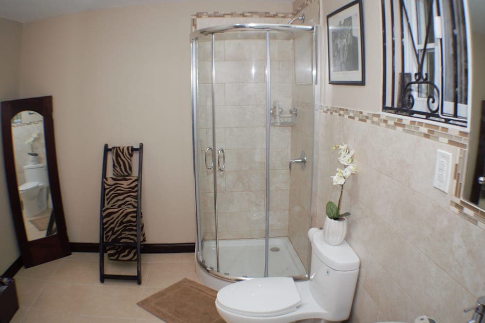 New Kingston Guest Apt at Evans photo 7