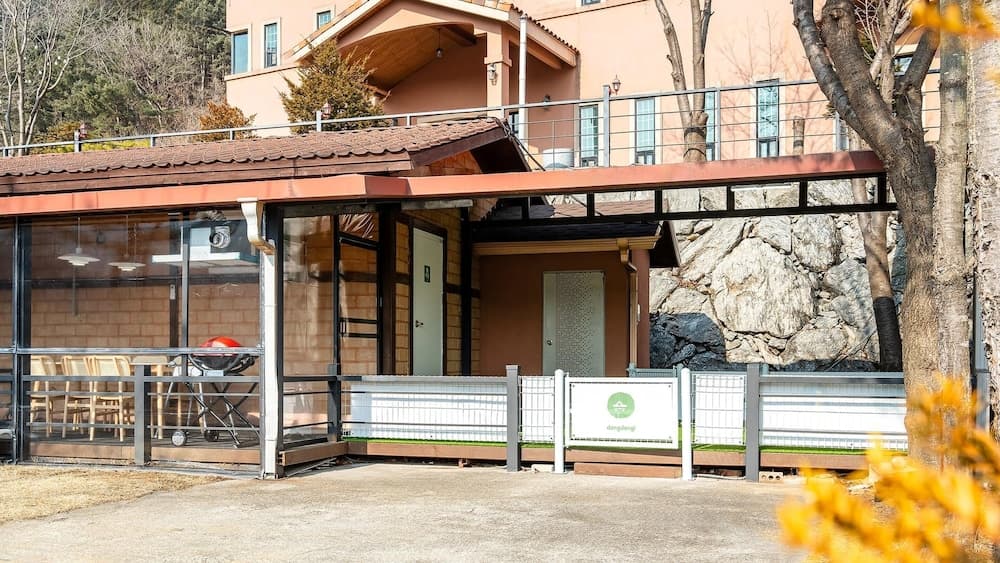 Gapyeong Daengdaengi Dog Pension Silver