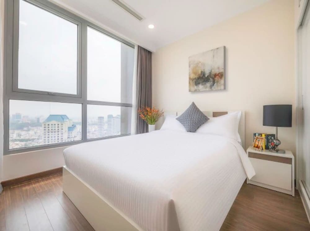 Somi Luxstay LP photo 8