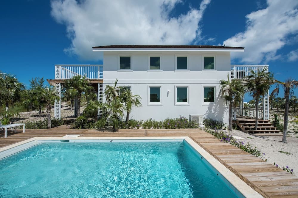 Tropical Haven: Luxurious Home Steps From Beach photo 4