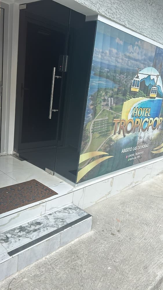 Hotel tropic pop photo 4