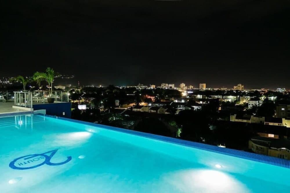 Apartment with roof top pool photo 7