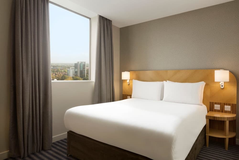 Ramada Hotel & Suites by Wyndham Coventry photo 7