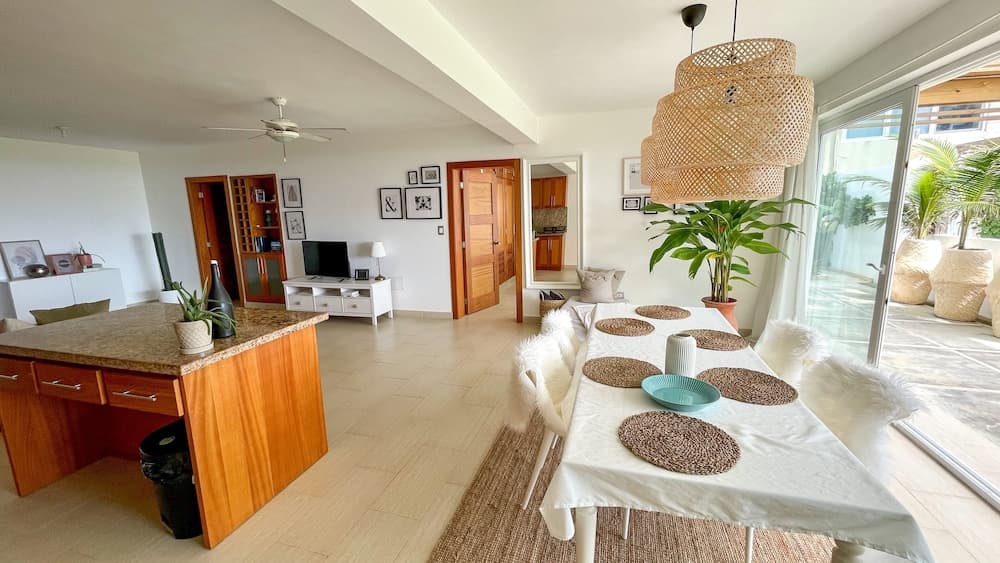 Oceanfront New Condo on the Beach photo 3