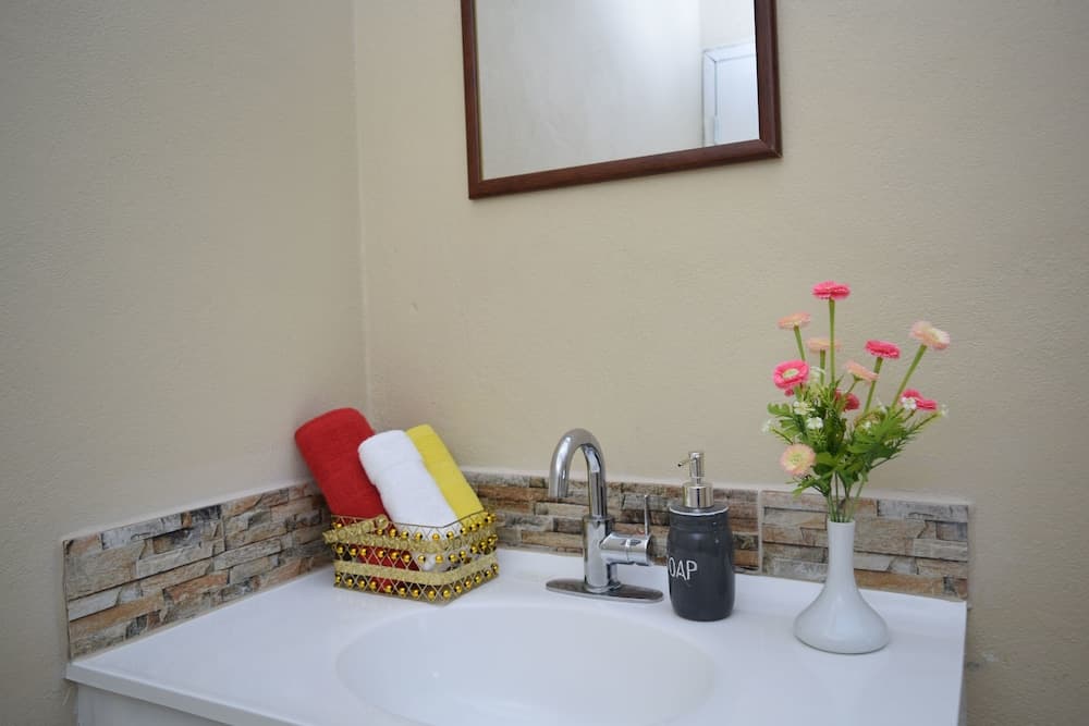 Justinn Apartments photo 7