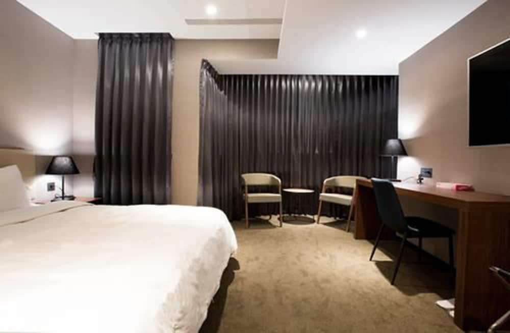 Noble Hotel photo 2