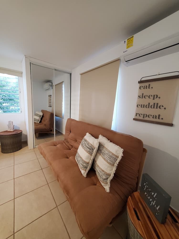 Comfy apartment 8 minute walk from beach photo 9