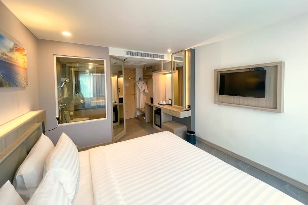Clarian Hotel Beach Patong photo 4