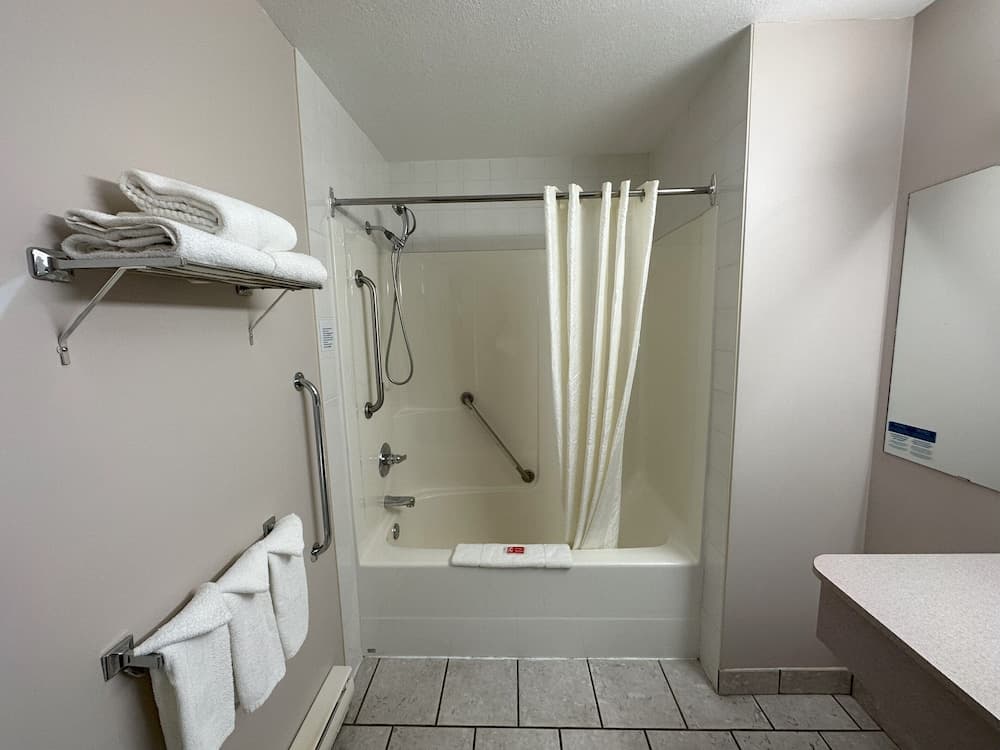 Econo Lodge Lethbridge photo 9