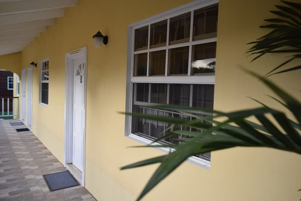 Justinn Apartments photo 9
