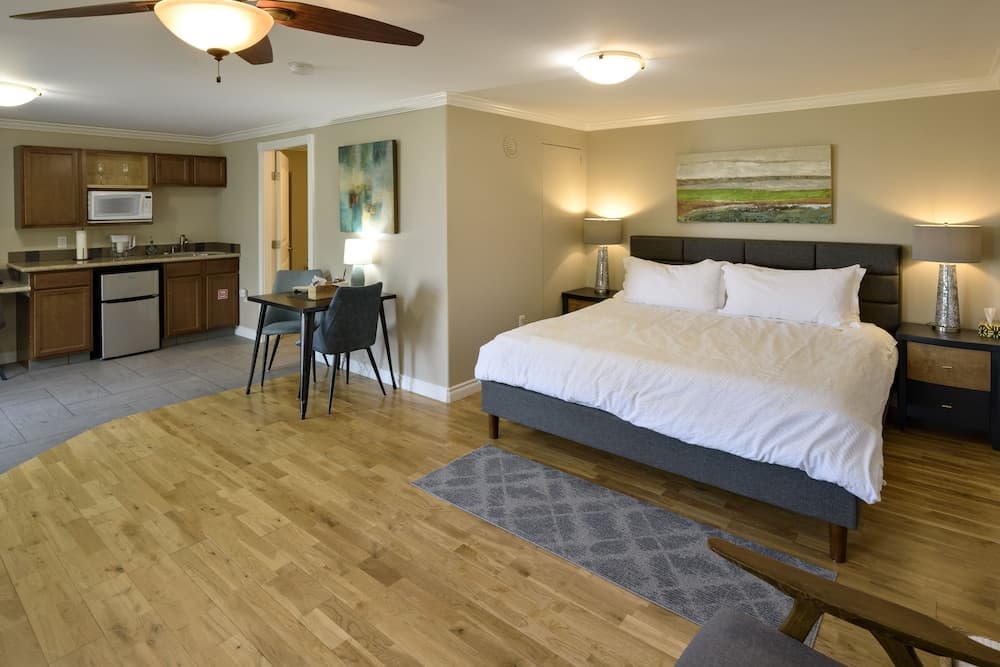 Above The Beach Guest Suites photo 5