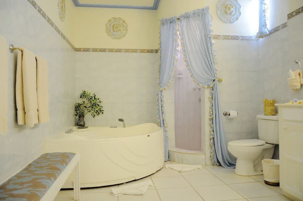 Beachcombers Hotel photo 3