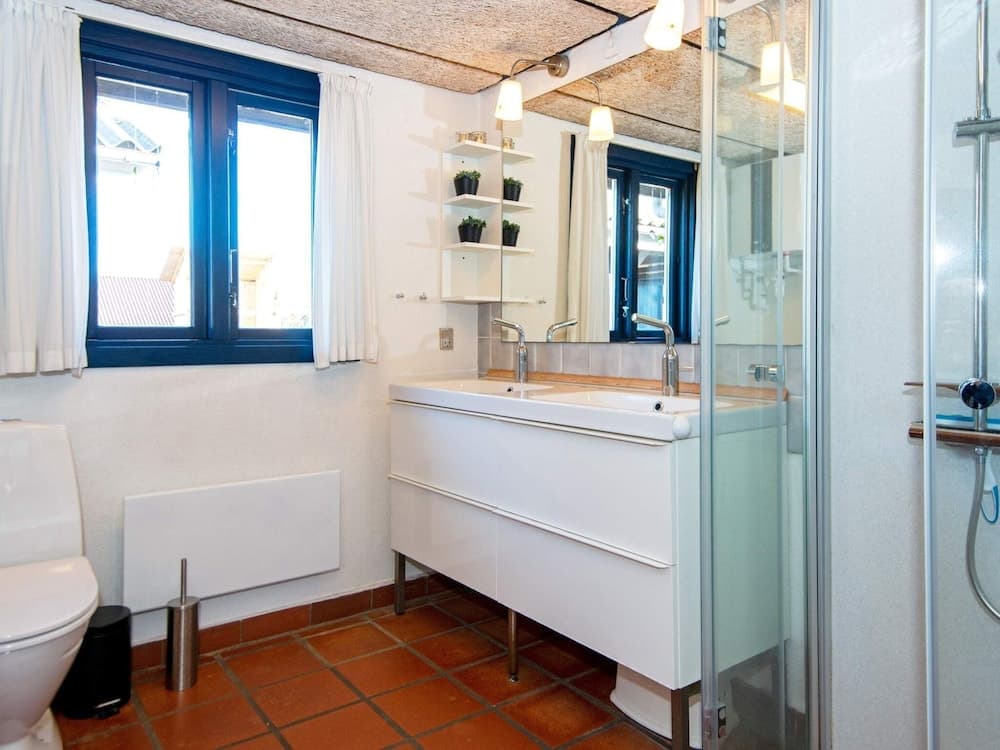 Wheelchair Accesible Cottage With Pool photo 5