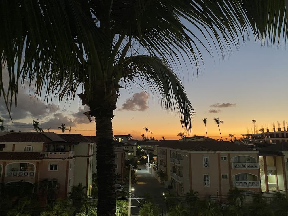2 Minutes Walk to Beach Huge 3 bdrm Condo with Pool photo 9