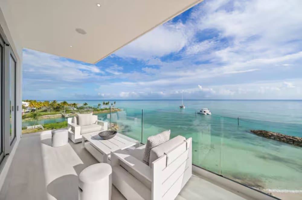 Luxury 4-bedroom Oceanfront Oasis photo 5